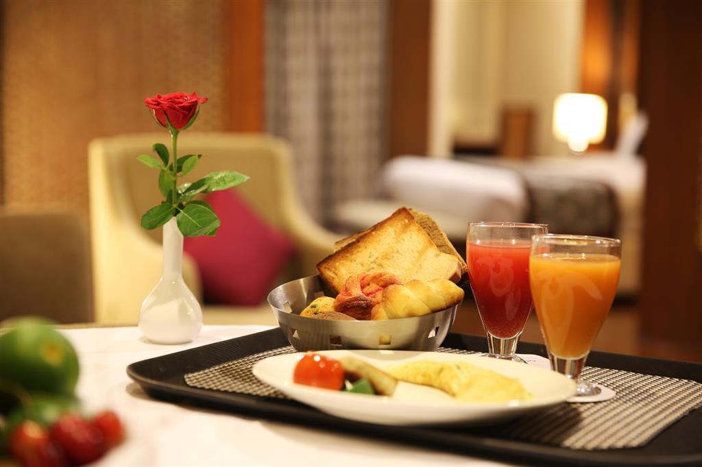 Golden Tulip Jaipur Hotel Restaurant photo